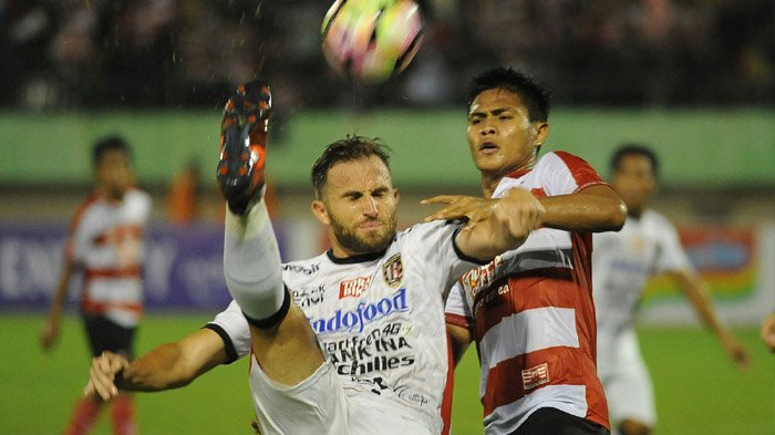 Madura United vs PSMS Medan